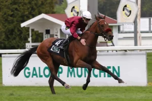 Mr-Hollywood-siegt-unter-Lukas-Delozier-im-Bavarian-Classic-am-01.05.2023-beim-Renntag-in-Muenchen-Gr.3_Marc-Ruehl-1500x1000