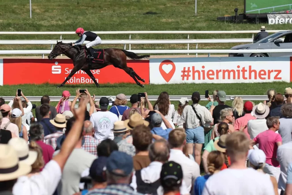 Straight-Jockey-Jozef-Bojko-Sieger-im-Sparkasse-KoelnBonn-–-Union-Rennen-Gr.-2_Sabine-Effgen