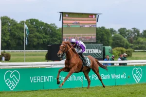 https://koeln-galopp.de/wp-content/uploads/2025/05/Alpenjaeger-unter-Sibylle-Vogt-gewinnt-des-Grossen-Preis-der-PSD-Bank-_250504_sabine-effgen-4