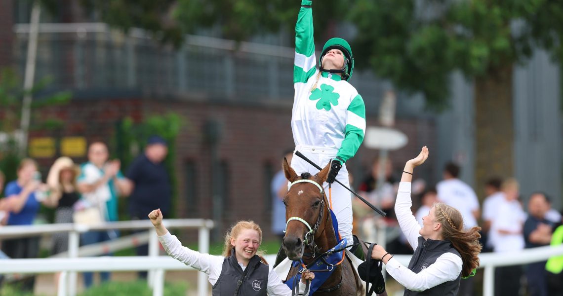 Hochkönig siegt unter Nina Baltromei im IDEE 156. Deutsches Derby, Gr.1 am 06.07.2025 Renntag in Hamburg.  Copyright by Marc Ruehl - Veroeffentlichung nur gegen Honorar (zzgl.MwSt), Namensnennung und Beleg, Bank Routing Number: BIC GENODED1PAF, Bank Account Number: IBAN DE04 3706 2600 1201 6180 17, Steuer-Nr.: 203/5266/0306, Ust_Id_Nr.: De 100281417, Zur Gaulshuette 29, 50181 Bedburg, Phone: +49-(0)2272-83351, www.marcruehl.com, info@marcruehl.com, Speichern in Bilddatenbanken oder Vervielfältigung ist ohne schriftliche Genehmigung nicht gestattet. Für redaktionelle Nutzung - gegen Honorarzahlung - freigegeben. Bei nicht journalistischer Verwendung bitten wir um Rücksprac